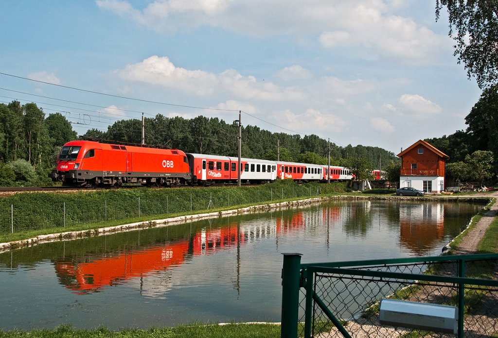 Fast windstill war es noch, als der R 2172 den Fischteich kurz vor Kritzendorf passierte. Die Aufnahme enstand am 28.05.2010.