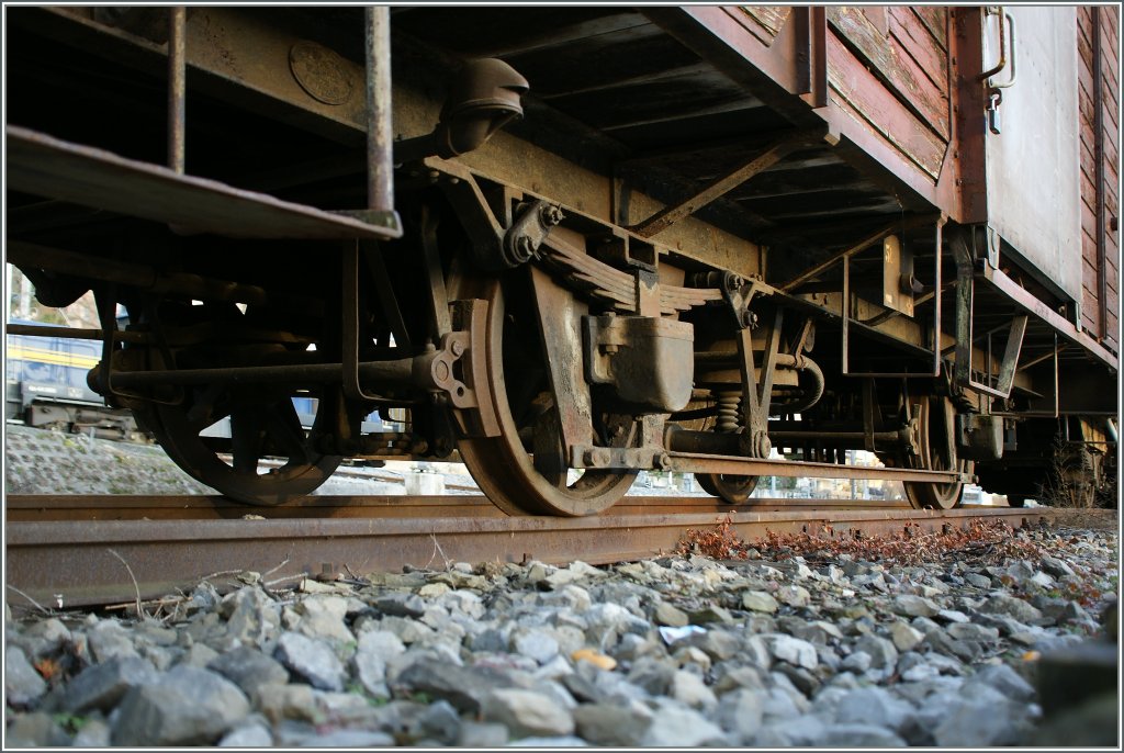 Faszination Eisenbahn...
(Hinweis zum Aufnahmestandpunkt: eine etwasunterhalb der Station von Chernex verlaufende Strasse im Bereich einer Stützmauer erlaubte mir diesen Blick auf die  Eisenbahn . 
23. Dez. 2012