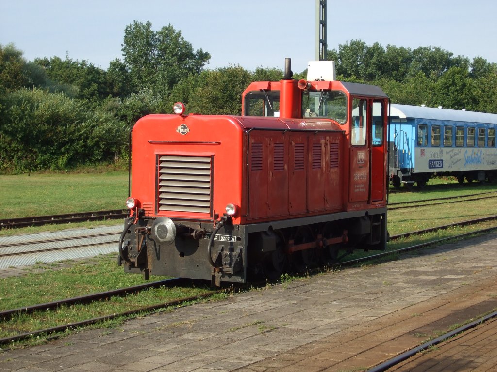 FAUR 399 105-6 steht am sonnigen Morgen des 07.08.2010 im Wangerooger Bahnhof und wartet auf neue Aufgaben.