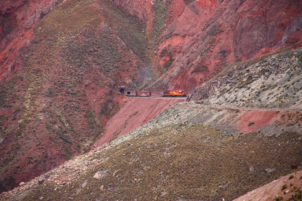 FCCA 1001 (GE C30-7) am absolut unzugnglichen Berghang zwischen Chinchan und Ticlio auf 4600m Hhe - 12.09.2011