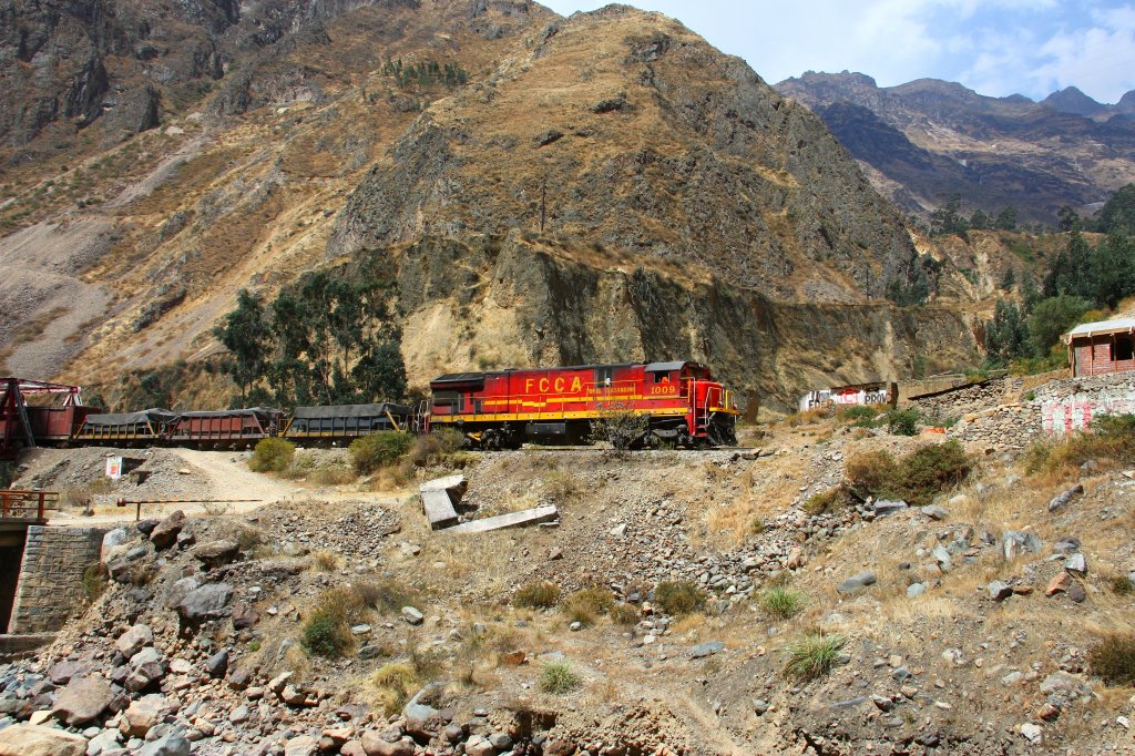 FCCA 1009 (GE C30-7M) rollt durch eine gigantische Landschaft talwrts.  - 12/09/2011