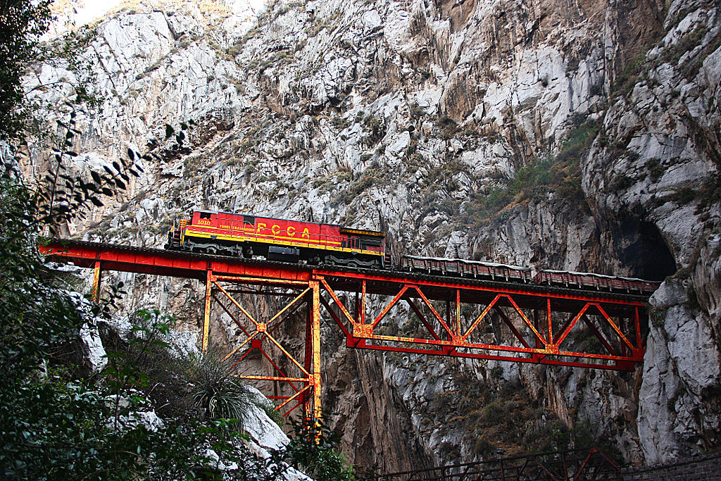 FCCA 1010 ( GE C30-7M ) rhrt ber die Brcke Infiernillo bergwrts. Tunnel - Brcke - Tunnel , Steigung ~4% , 11/09/2011