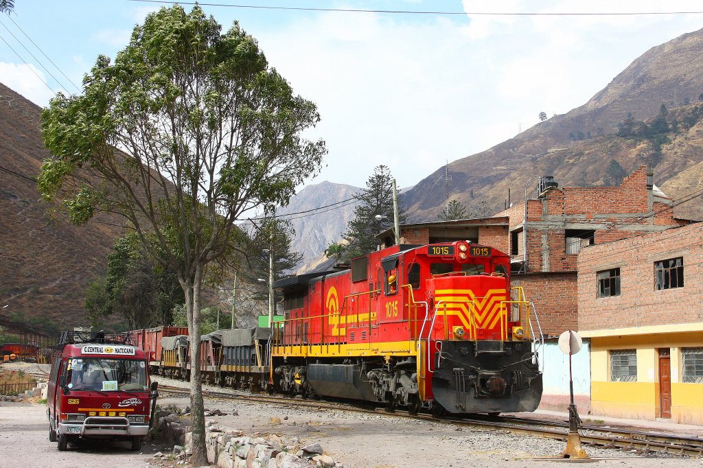 FCCA 1015 (GE C39-8) stellt ihren Zug zusammen : aus zwei Teilen, die von Galera heruntergekommen sind, wird ein Zug fr die Weiterfahrt nach Lima gebaut - 12/09/2011