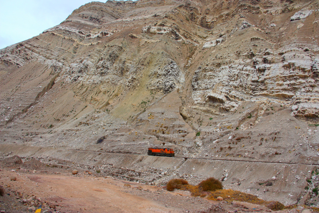 FCCA 538 als Lz vor den gigantischen Felsformationen bei La Oroya - man sieht, wie das Hochgebirge aufgefaltet ist ... - 10/09/2011