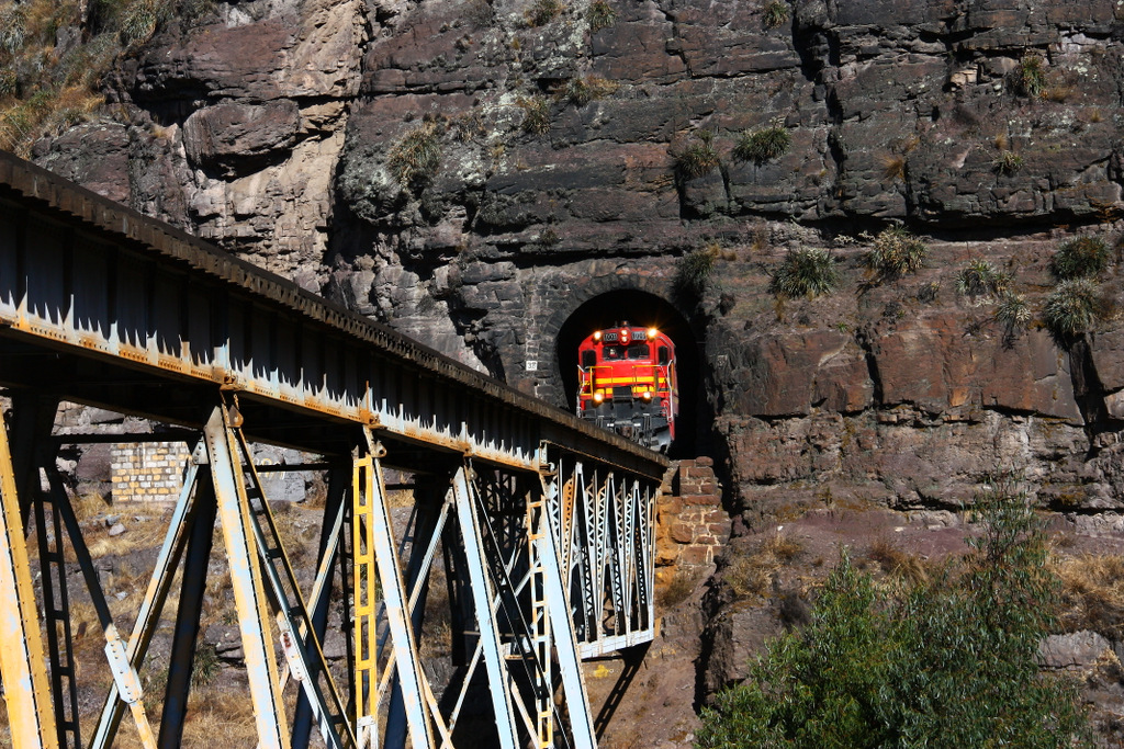 FCCA C30-7 #1001 kommt aus dem Tunnel 37 hinaus auf die Brcke Anchi. 09/09/2011