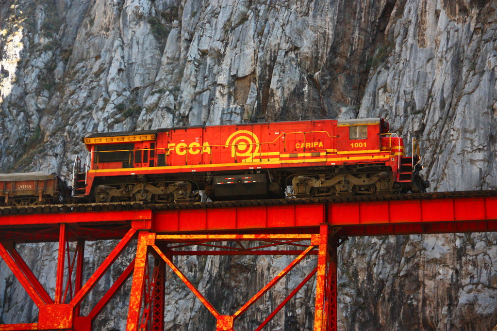 FCCA C30-7 #1001 berquert kurze Zeit spter die Brcke Infiernillo, die zwischen zwei Tunnels das Tal und die  Carretera Central  berspannt, bergwrts. 09/09/2011
