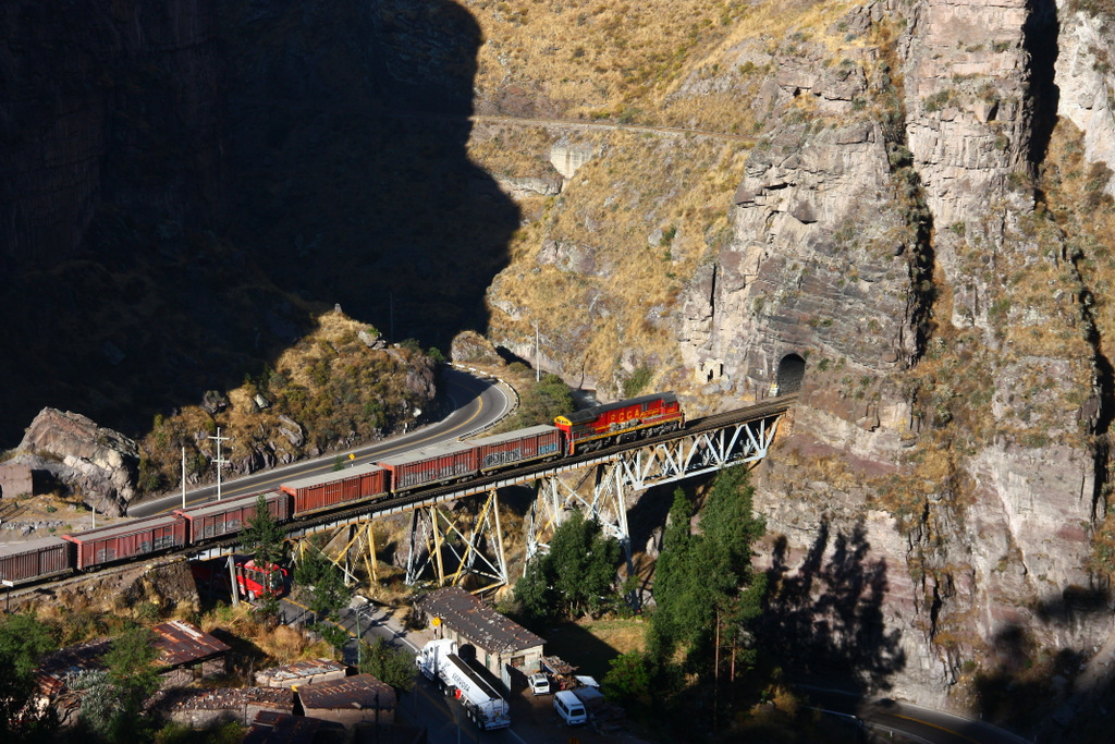 FCCA C30-7M #1010 rollt talwrts ber die Brcke Anchi. Gesehen von dre  Carretera Central , die unter der Brcke hindurchfhrt und dann, parallel zur Bahn, ein Seitental ausfhrt um Hhe zu gewinnen ( sh. Geoposition ). 10/09/2011