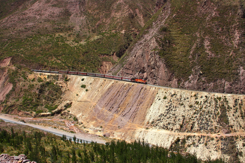 FCCA GE C30-7 #1000 unterhalb Casapalca auf ca. 4100m dM. - 08/09/2011