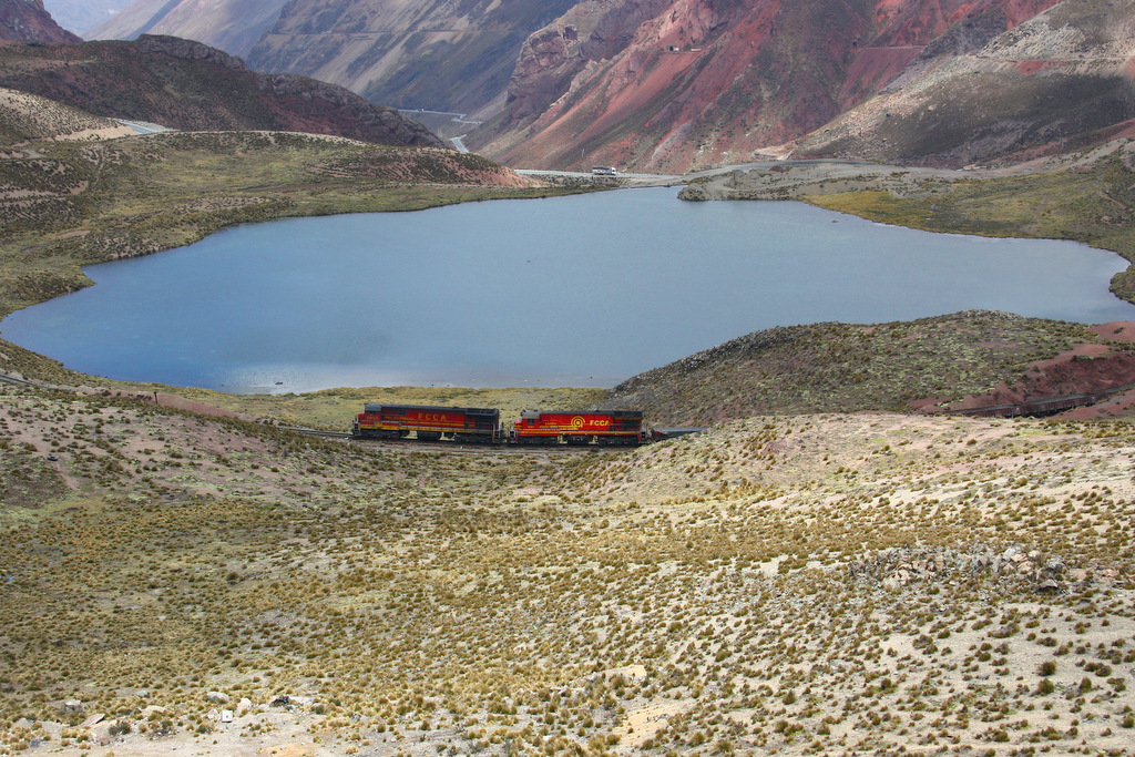 FCCA - kurz vor  GANZ OBEN  : C30-7M #1008 & C30-7 #1001 umrunden den kleinen Lago Tictcocha auf 4750m .M. 09/09/2011
