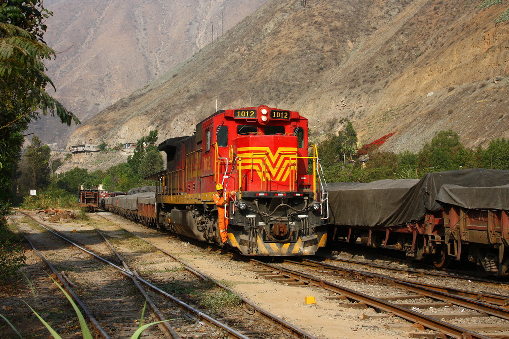 FCCA, Peru : GE C39-8 No. 1012 im Abendlicht in San Bartolome - 05/09/2011