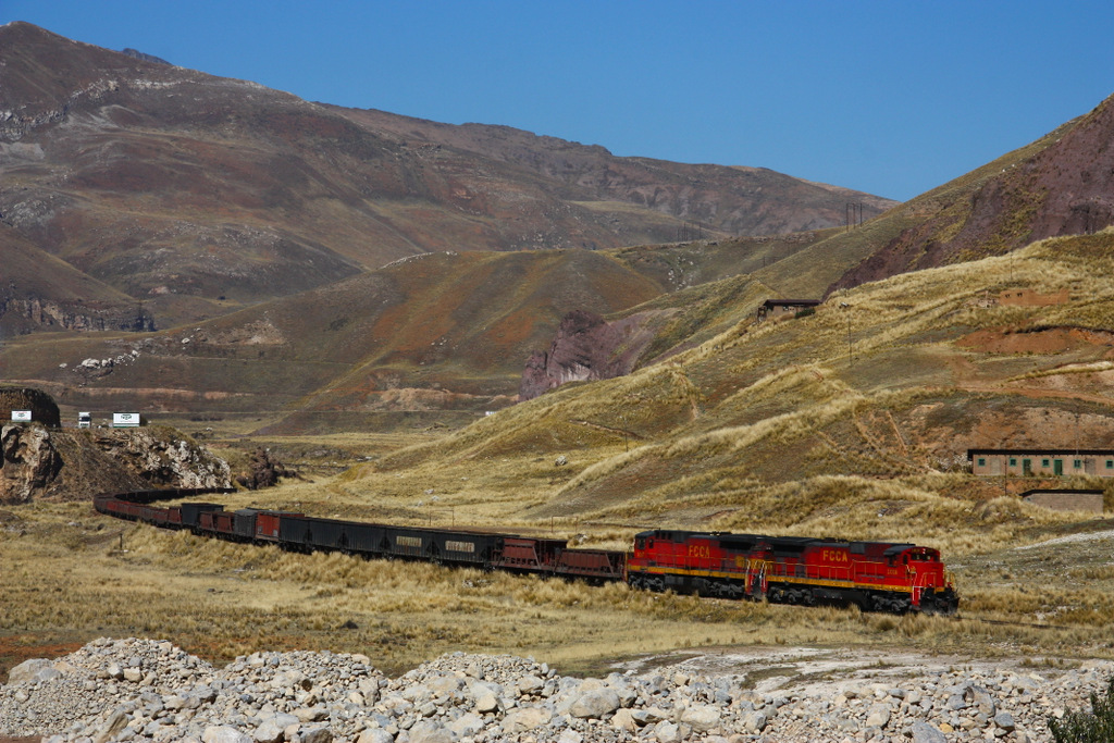 FCCA, Peru : GE C39-8 #1016 & #1017 bei Santa Rosa de Sacco zwischen Rumichaca und La Oroya - 08/09/2011