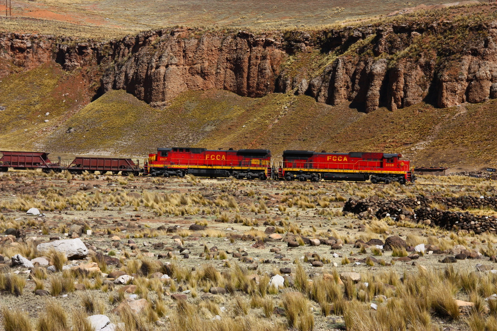 FCCA, Peru : GE C39-8 #1016 & #1017 bei Santa Rosa auf ca. 3900m ber Meeresspiegel - 08/09/2011