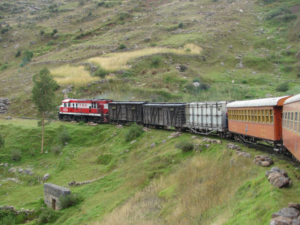 FCHH historisch : #436 ( MLW, Canada M.6078.03 / 1974, Type Alco DL535B, CoCo ) zieht ihren gemischten Zug kurz hinter Huancavelica auf dem Weg nach Huancayo - 29/04/2007 