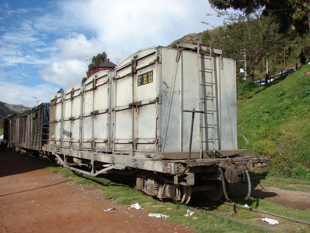 FCHH historisch : Gterwagen mit  Wechselcontainern  in Huancavelica - 28/04/2007
