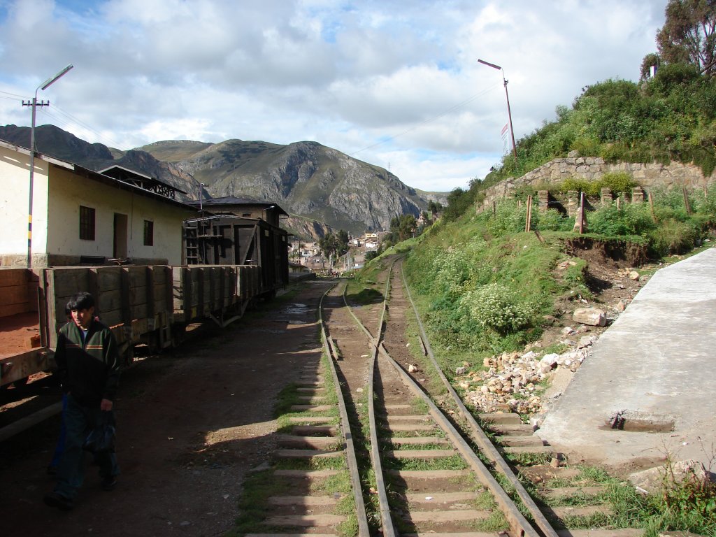 FCHH historisch auf Schmalspur : abgestellte G�terwagen an der ehemaligen Weiterf�hrung der Strecke ca. 15 km �ber Huancavelica hinaus (seit langem stillgelegt) - 28/04/2007