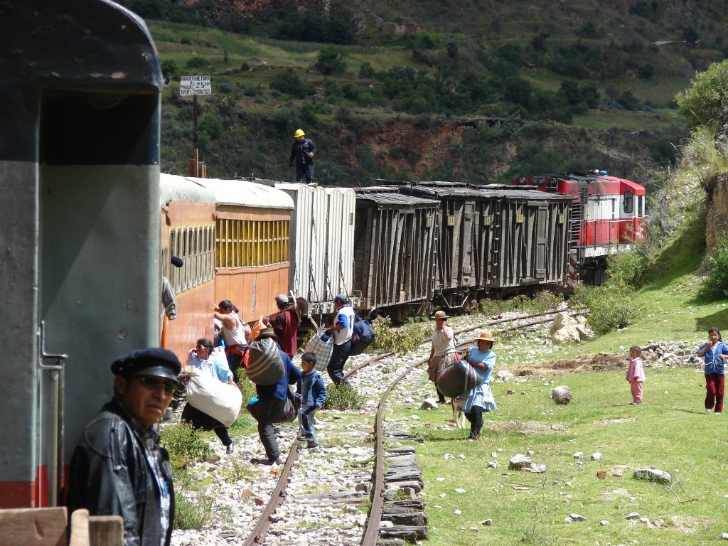 FCHH - historisch auf Schmalspur : #436 hlt mit dem Mixto irgendwo und die Menschen strmen den Zug, whrend der Zugfhrer (links mit Lederjacke) zuschaut - 29/04/2007