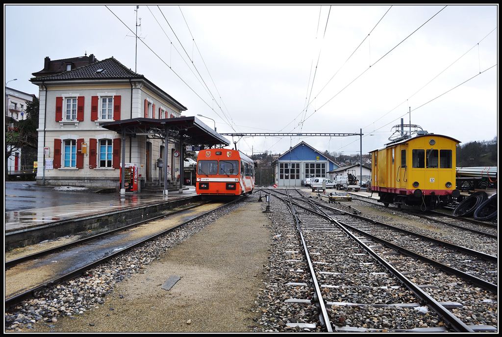 Fe 2/2 32 und Be 2/2 14 im Bahnhof Orbe. (18.12.2012)