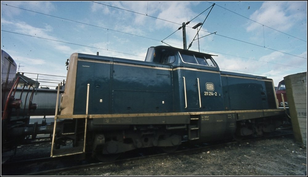 Februar 1979 in Singen/Htw. Sonntagsruhe fr die bereits ozeanblau-beige 211 214-2, eingekeilt zwischen 218 156-8 und einer unbekannten 260 in altrot.