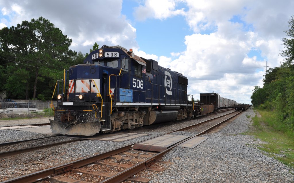 FEC 508(GP38-2) am 06.07.10 mit einem mehrheitlich aus Tropicana-Khlwagen gebildeten Zug, bei der Ausfahrt aus Jacksonvilles Bowdenyard.