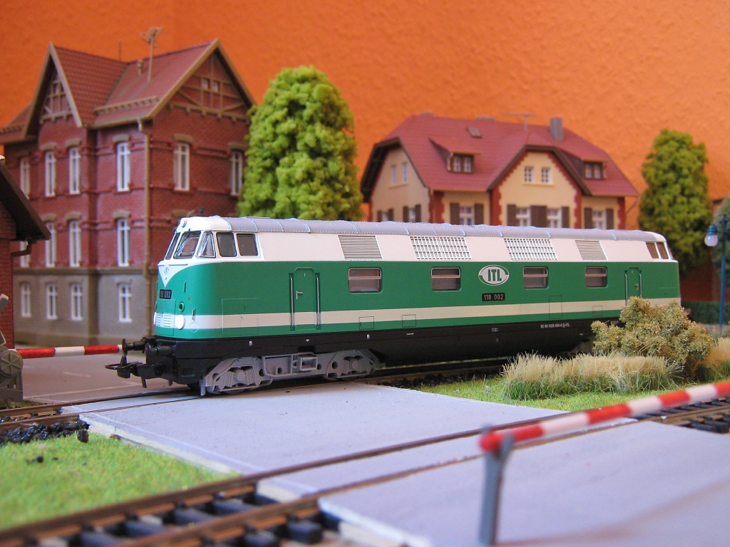 Fehlen darf natrlich die 118 002 aus dem Hause Piko nicht. Auch wenn die Modelle der Expert Linie etwas teurer sind, so sehen sie aber auch gleich viel besser aus, wie ich finde. (Aufnahmedatum: 10.02.2011).
