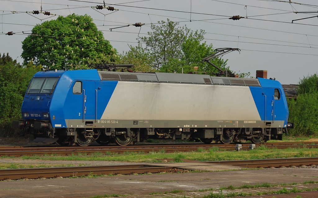 Feierabend! 185 520-4 hat Grokorbetha erreicht und wird abgestellt. Aufgenommen am 28.04.2011.