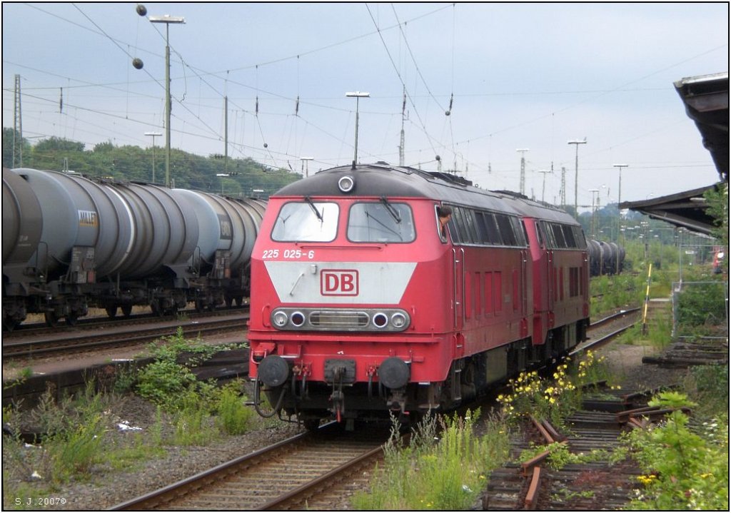 Feierabend fr diese 2 Dieselloks der Baureihe 225. Die Arbeitstiere auf der Montzenroute in Aachen West, Juni 2007.