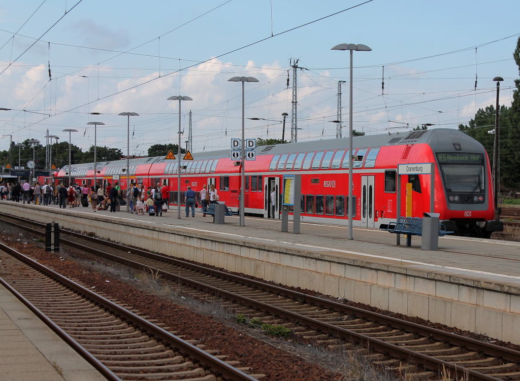 Feierabend und Wochenende, der RE 4363 mit der Zuglok 112 120-1 bringt am 03.08.2012 viele Pendler aus Berlin nach Oranienburg.