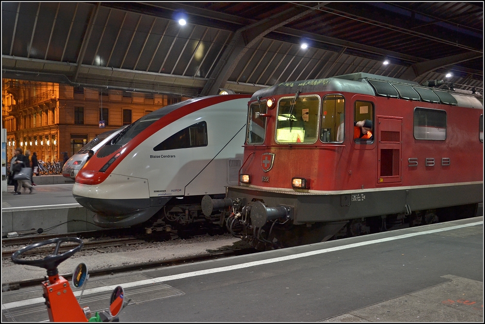 Feierabendimpressionen - Zrich im Mrz 2011. RE 4/4 und ICN sowie ein Cisalpino im Hintergrund.