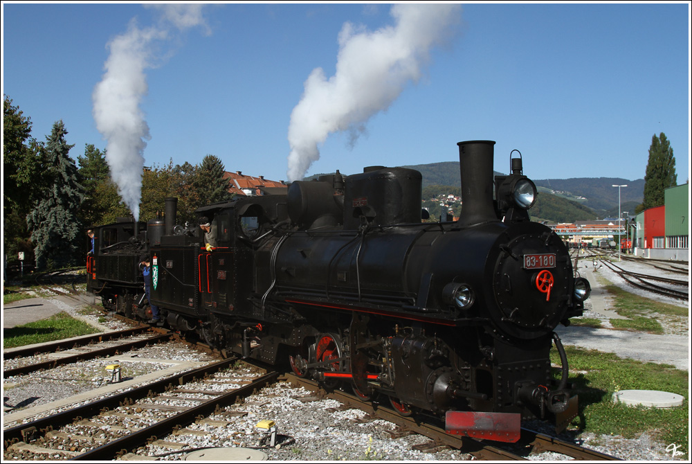 Feistritztalbahn 83-180 + ZB 2 (Zillertalbahn) im Bahnhof Weiz.
1.10.2011