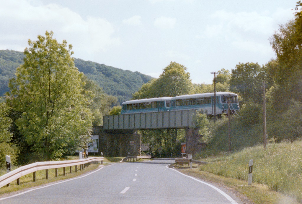 Feldabahn und B 289 kreuzten sich mehrfach. Bei der Umspurung in den 1920er Jahren erhielt die Bahn teilweise eine neue Trasse. Wegen des damals schon regen Straenverkehrs wurden Bahnbergnge mglichst vermieden und Unter- oder berfhrungen angelegt. (Zwischen Weilar und Dermbach am 30.5.97)