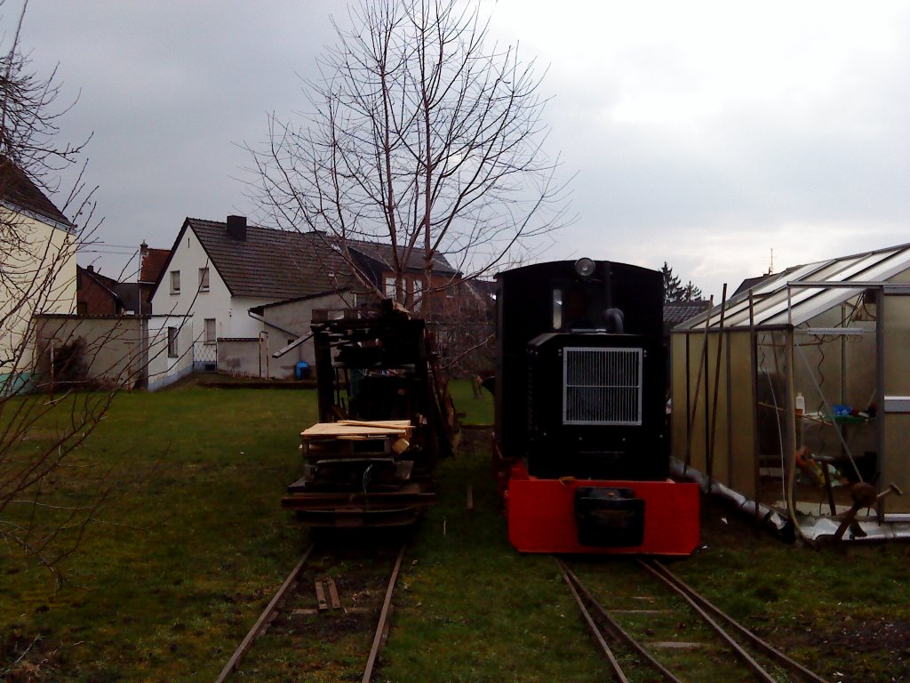 Feldbahn bei besonderem Himmel.Die schwarze Feldbahndiesellok macht an diesem Tag betrieb auf der  Garten-Strecke .