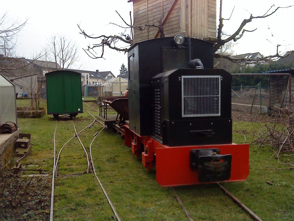 Feldbahnbetrieb in einem Garten in der Nhe von Bonn.
Feldbahndiesellok der Firma Deutz/O&K macht hier den Betrieb.