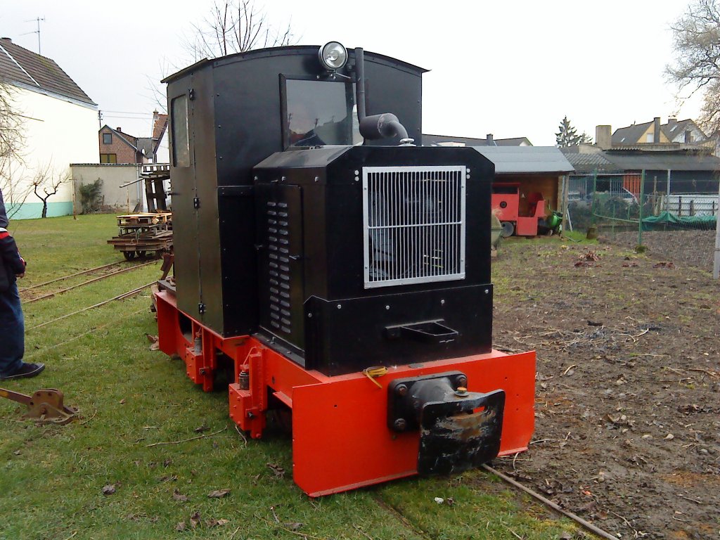 Feldbahndiesellok von Deutz und O&K.Rechts im Hintergrund sieht man eine Untertagelok in der Farbe rot.