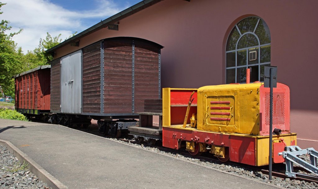 Feldbahnlok mit Kleinbahn-Güterwagen der DR im Deutschen Dampflok-Museum Neuenmarkt-Wirsberg am 15.05.2013.