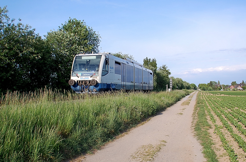 Feldweg neben der KBS 487 bei Rheindahlen, am 18.5.2011 fhrt der 654 011-5 in Richtung Rheydt.