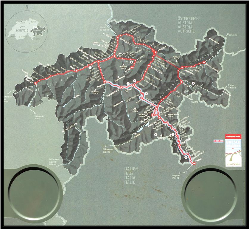 Fensterablage im Allegra ABe 8/12 mit dem Netz der RhB im Kanton Graubnden. (15.11.2012)