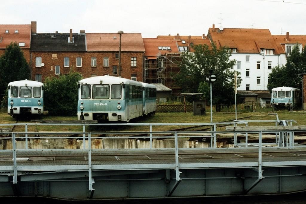 Ferkeltaxe 772 414-9, 772 158-2 und 772 345-5 (links) und 972 750-4 (rechts) bei der Drehscheibe in Stendal am 17-7-2005. Bild und scan: Date Jan de Vries.