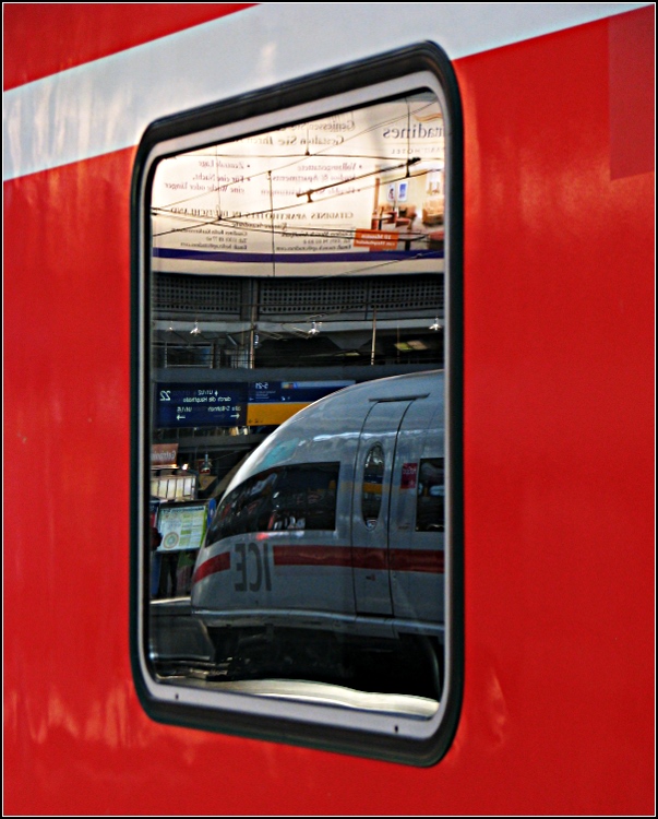 Fern im Nah - 

München Hauptbahnhof: Im Fenster eines Doppelstockwagens spiegelt sich ein ICE 3. 

26.6.2010 (J)