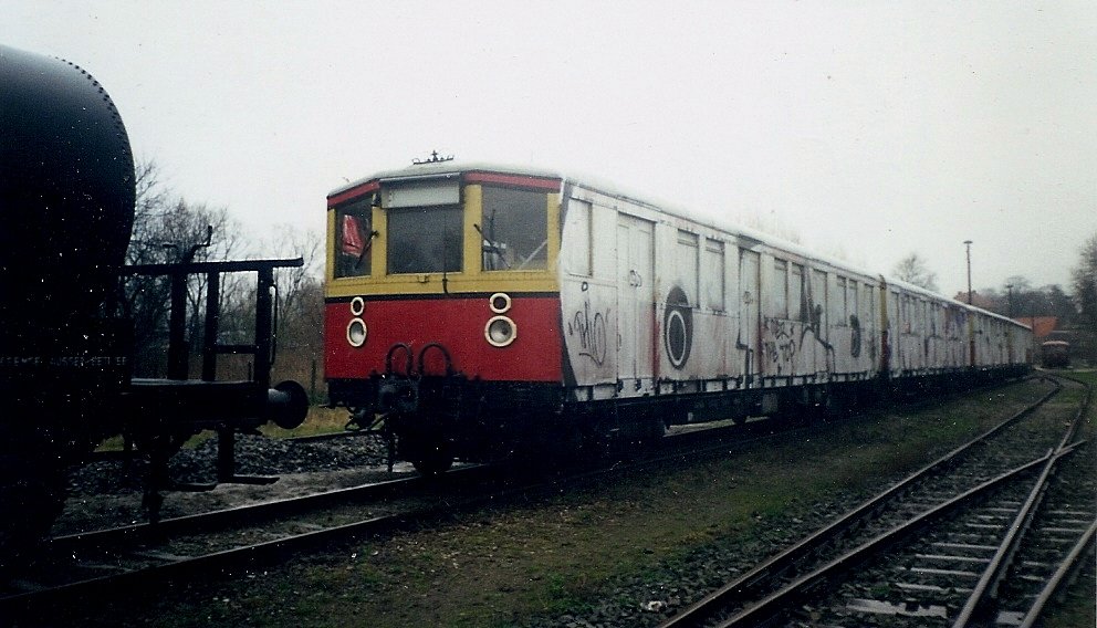 Fernab von ihrem Einsatzgebiet und scheinbar Rettung vor dem Schneidbrenner stand dieser Berliner-S-Bahnzug Baureihe 475 an der Ostseekste im Mrz 1998 in Kltz.