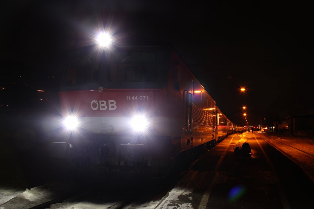 Fernlicht bitte! Hie es am 16.02.13 als die BB 1144 071 mit ihrem Turnuszug nach Belgien im Bahnhof Kirchberg in Tirol hlt.
