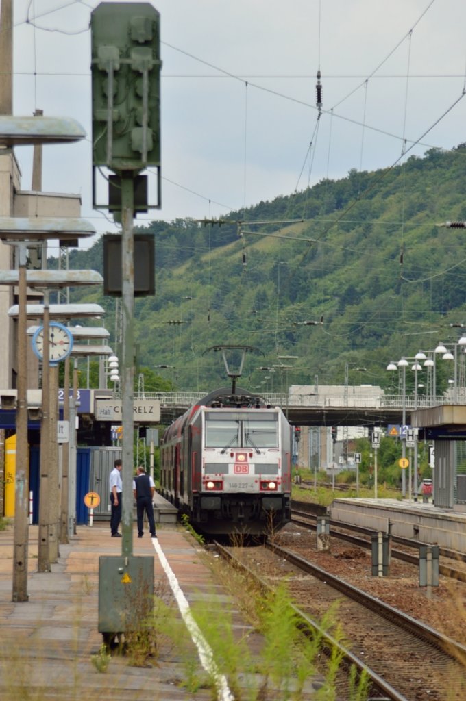 Fernschu auf die 146 227-4 in Neckarelz am Bahnsteig Gleis1. Zwei Tf sind im Kollegengesprch vertieft, als sie vom Fotografen festgehalten wurden. Beste Gre an die Beiden.....Freitag den 9.8.2013