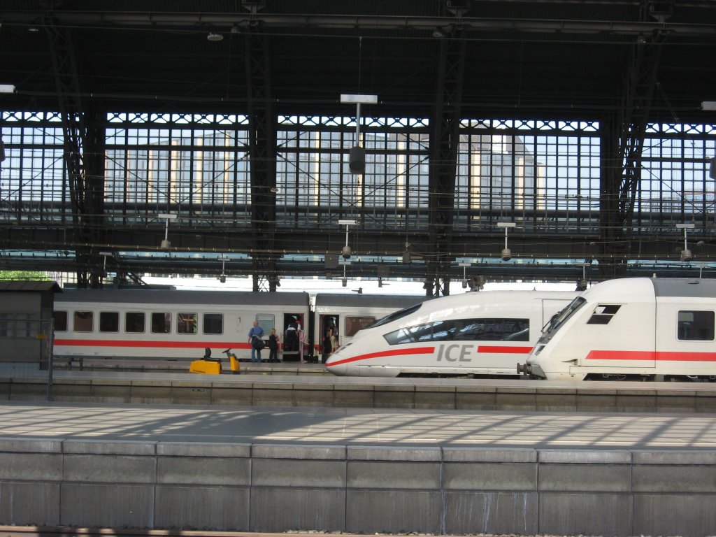 Fernverkehrs-Schnauzen konnte ich am 05. Juni 2010 im Klner Hbf fotografieren.