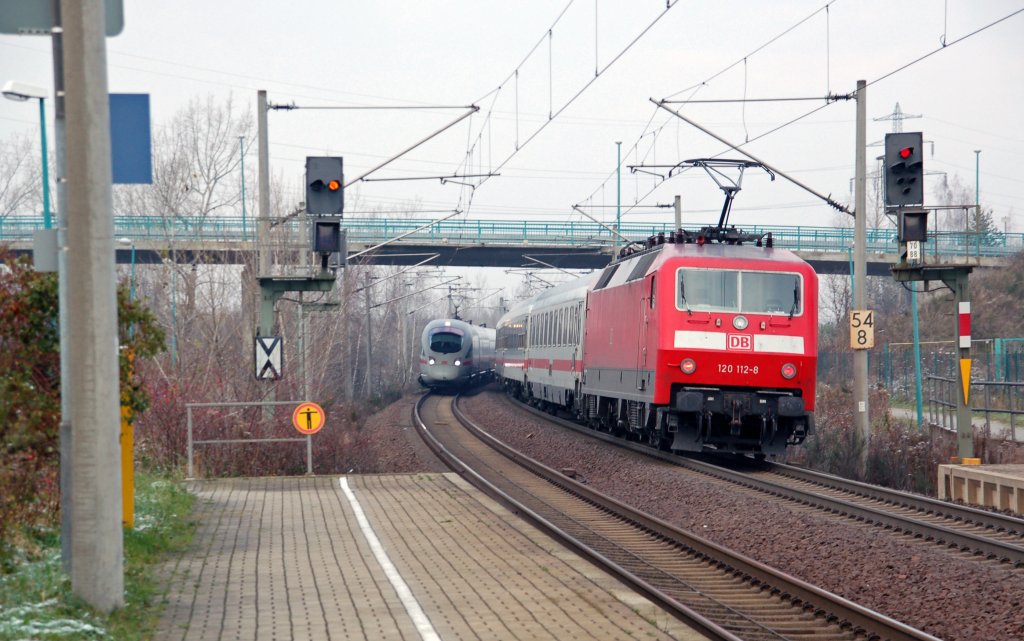 Fernverkehrsbegegnung am 28.11.10 in Petersroda: Whrend ICE 1613 nach Leipzig fhrt, schiebt 120 112 ihren IC 1919 Richtung Berlin.