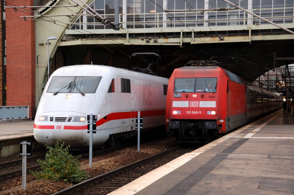 Fernverkehrstreffen im Ostbahnhof. Whrend links der ICE 278 steht, steht rechts 101 049 mit IC 143. Fotografiert am 26.10.09.