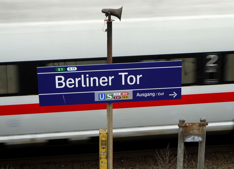 Fernverkehrszge halten hier nicht: ein ICE Richtung Dnemark passiert die S-Bahnstation  Berliner Tor  in Hamburg. 11.3.2012