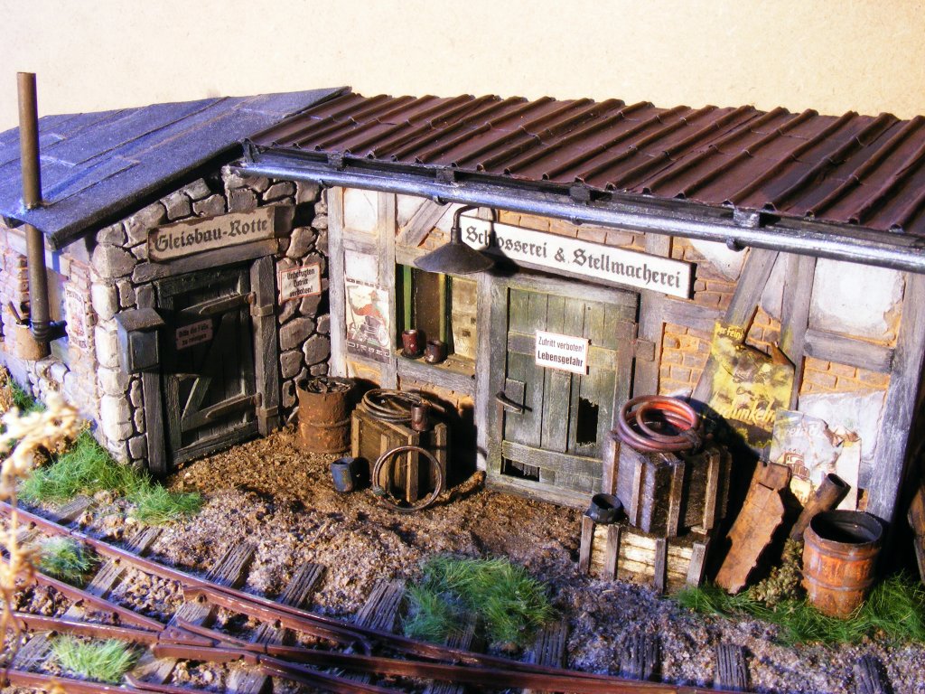 Fertig!!! - das Dach ist drauf. Schlosserei und Stellmacherei - 01 gesehen bei einer Ausstellung in Wassmannsdorf 

