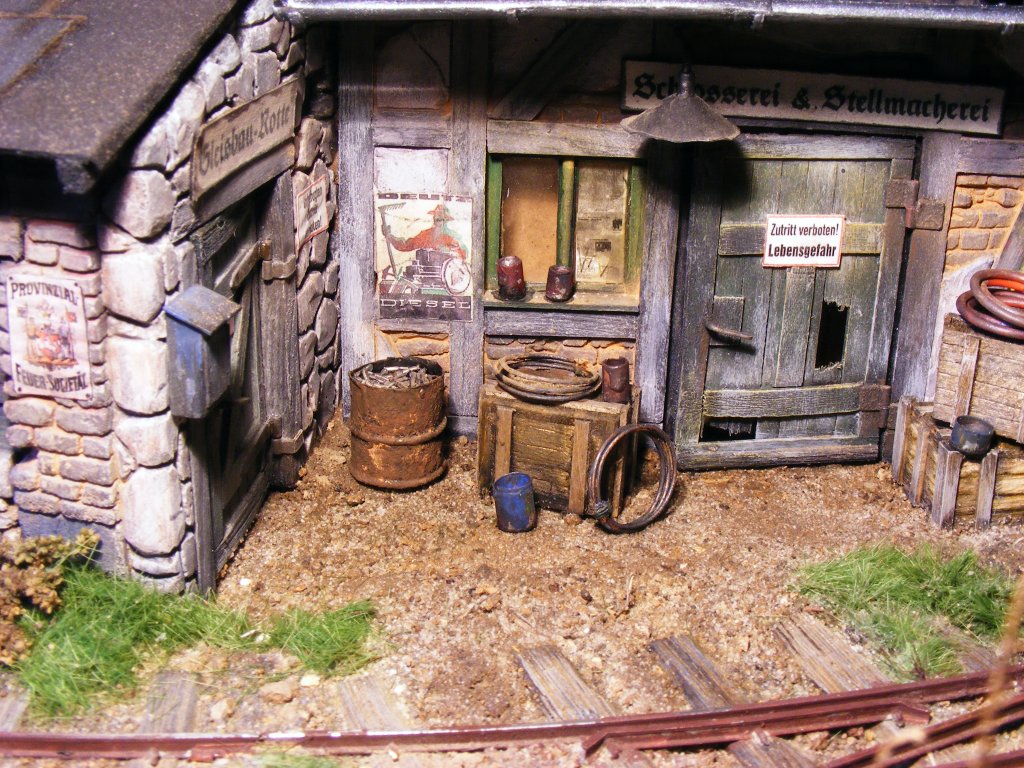 Fertig!!! - das Dach ist drauf. Schlosserei und Stellmacherei - 02 gesehen bei einer Ausstellung in Wassmannsdorf 
