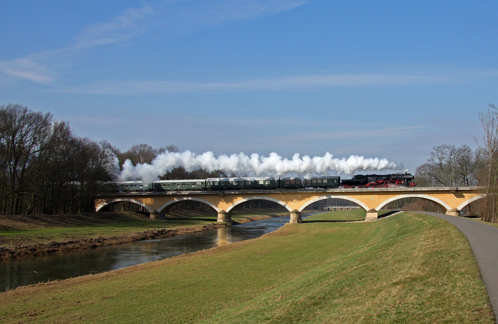 Fester Bestandteil der Leipziger Eisenbahntage ist die Burgenlandrunde. Noch im Stadtgebiet von Leipzig berquert der von 52 8154-8 gezogene Sonderzug am Morgen des 20.03.2011 hier die Luppe.