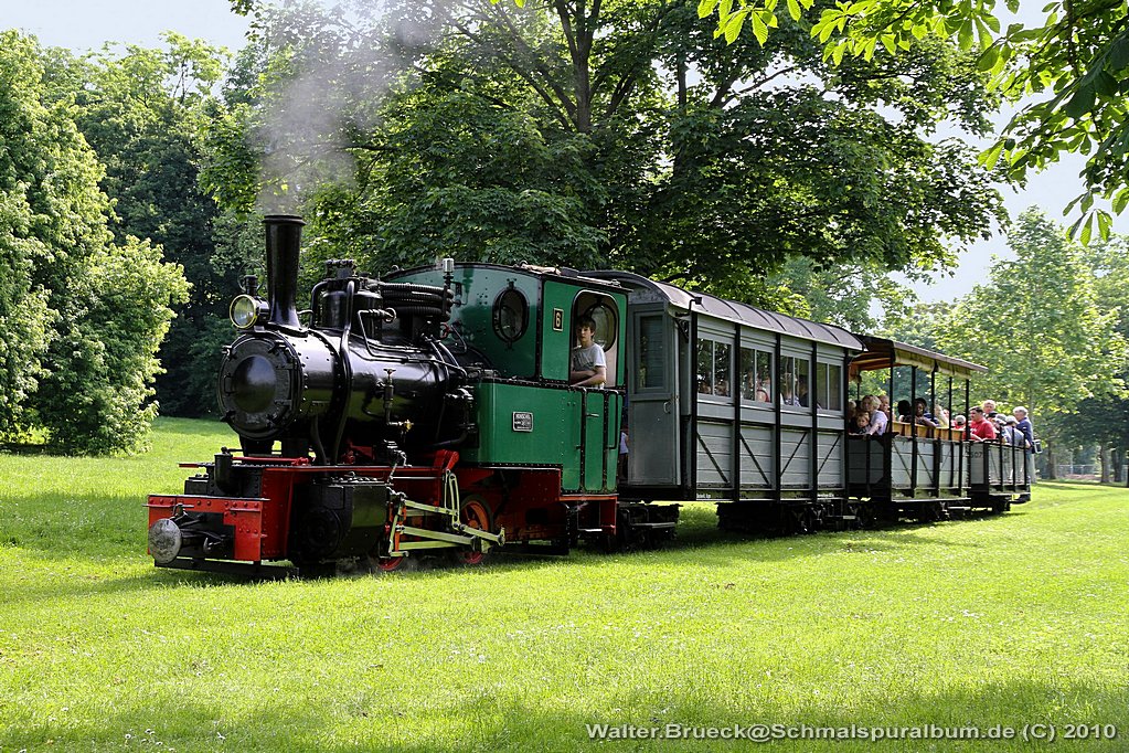 FFM Feldbahnfest - 35J FFM - 06.06.2010: Der aus Brigadewagen bestehende Personenzug wird von Lok 6  FABIA  gezogen, die 1939 von Henschel & Sohn an die Heeresfeldbahn geliefert wurde. - Weitere Fotos siehe auch auf http://www.schmalspuralbum.de/