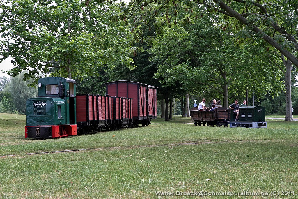 FFM Feldbahnfest  Von der Landwirtschaft zur Kleinbahn  - 04.06.2011 -- Begegnung eines Kleinbahn-G�terzuges mit dem Landwirtschaftswagen Nr. 545 am Gleisdreieck. -- Weitere Fotos vom FFM Feldbahnfest 2011 siehe auch auf http://www.schmalspuralbum.de/

